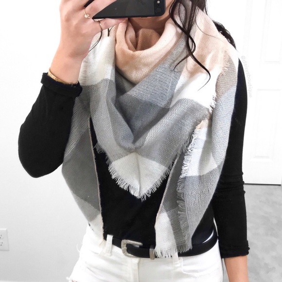 Daisys Boutique Accessories - HP🎉 flannel triangle scarf - pink, gray and white